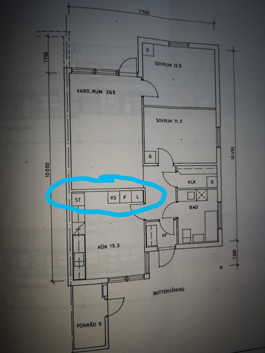 Arkitekturritning av en husplan med markerad vägg som möjligtvis är bärande.