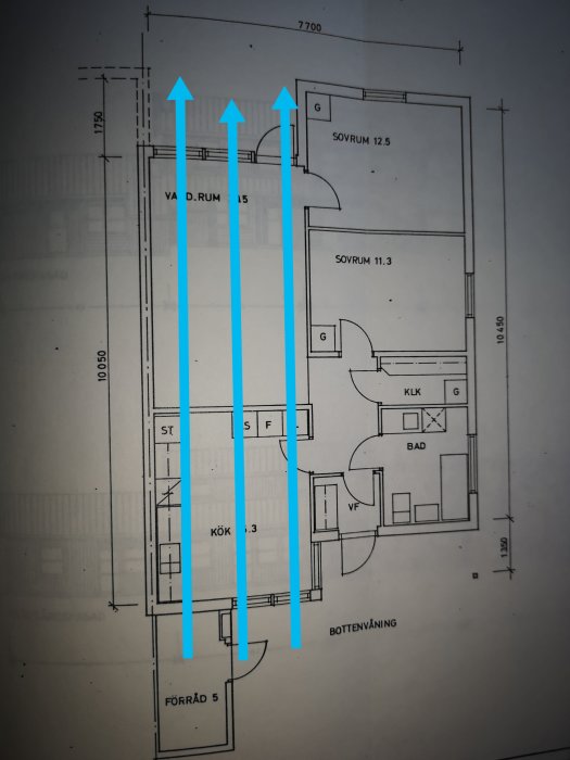 Ritning av en bottenplan med markerade takstolar och skiljevägg.