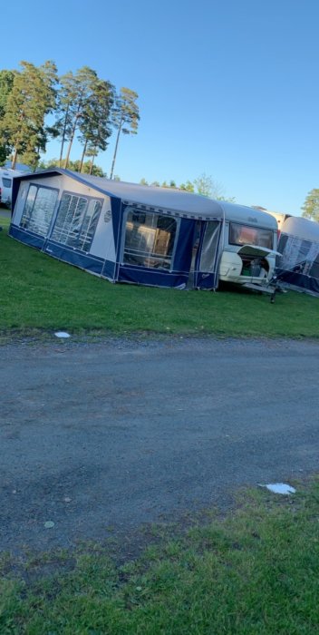 Sävsjö 612 husvagn från 1987 med stort Isabella-förtält på campingplats.