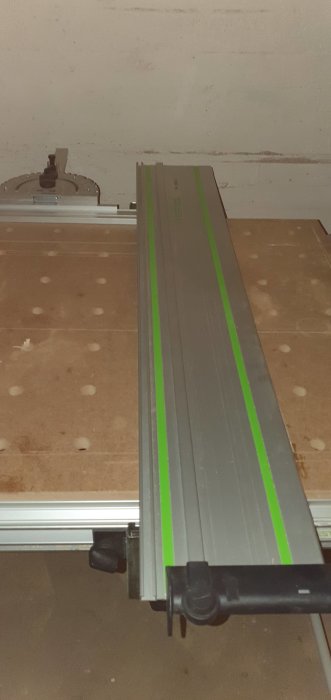 Ett MFT/3 multiverktygsbord anpassat för en sänksåg, med MDF-skiva och skena, i ett användt skick.