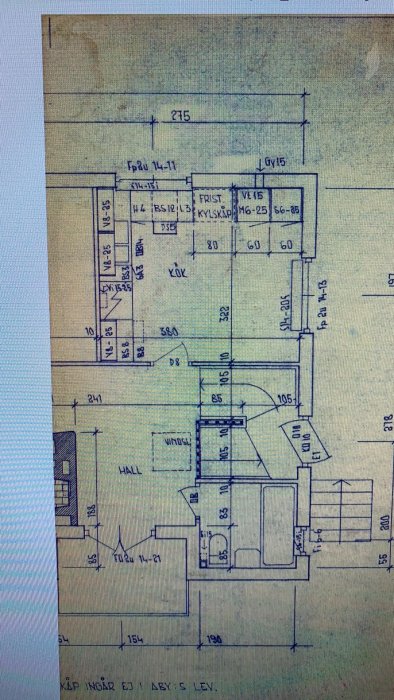 Ritning över en bostadsplan med mått och markerad vägg för avlägsnande i köksrenoveringsprojekt.