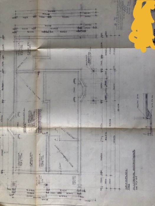 Arkitektritning av ett byggprojekt med måttangivelser och tekniska detaljer.