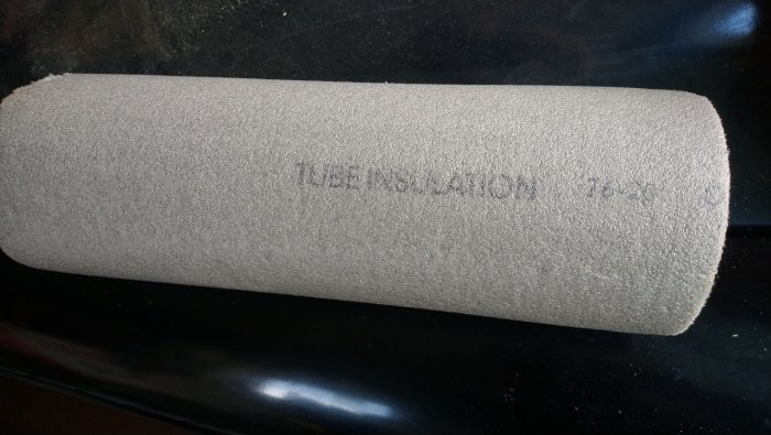 Armaflex isoleringstub med texten "TUBE INSULATION" på en mörk bakgrund.