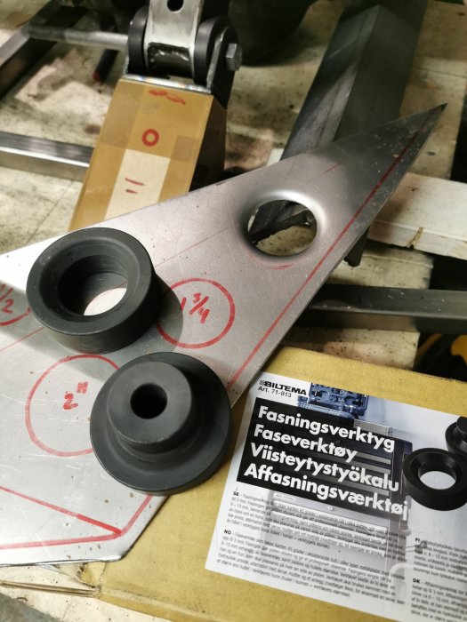 Metallplåt med utstansade "speed holes" bredvid Biltemas verktyg och instruktionsbroschyr.