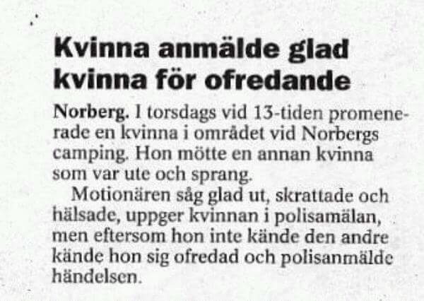 Bild på en tidningsartikel med rubriken "Kvinna anmälde glad kvinna för ofredande", beskriver en märklig incident.