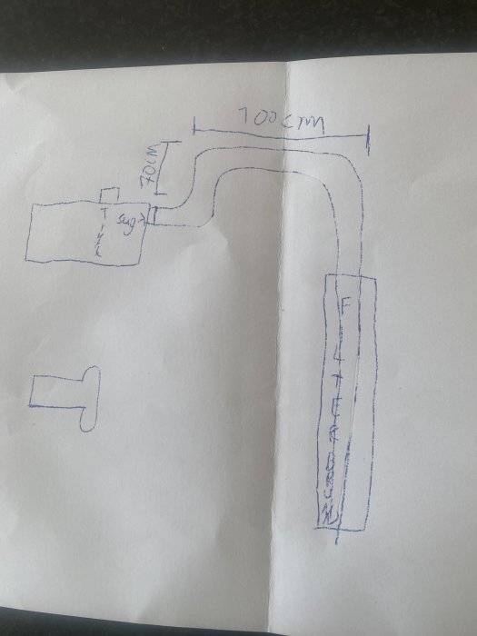 Handritad skiss av sugledning med krök och måttangivelser i byggprojekt.