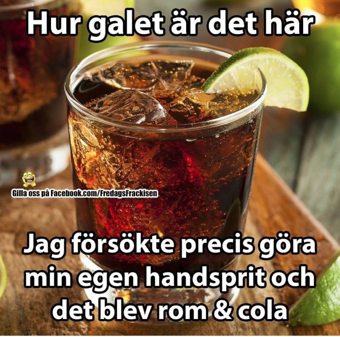 Ett glas med mörk läsk och isbitar toppat med en limeskiva, humoristisk text om handsprit som blev rom & cola.