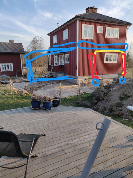 Hus under renovering med markerad öppning för balk på fasaden, ritad i gult, med byggmaterial synliga.