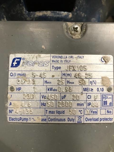 Etikett på en Foras pump med specifikationer som visar typ, flödesrate, HP, volt, och andra tekniska data.
