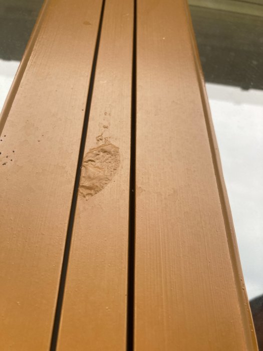 Nyfärgade träfönster med bubbel i linoljefärgen på en av spröjsarna.