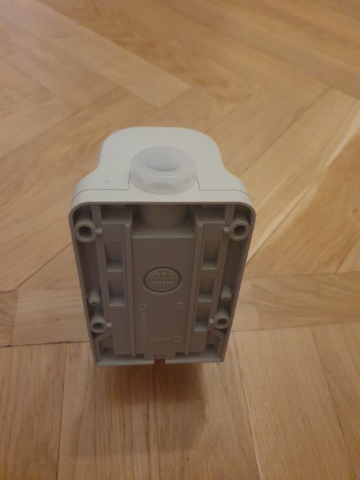 CEE 3N/16A+Shuko kombidosa avsedd för väggmontage, omonterad på trägolv.