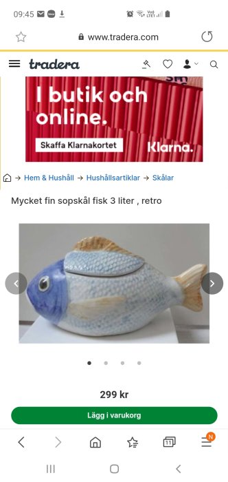 Retro keramik soppskål formad som en blå och vit fisk med öppen topp.