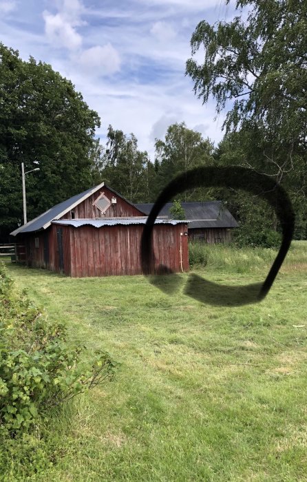 Träbyggnad med rödmålat plank och vita knutar, cirkel markerar hönsgården, grannens del synlig bakom.