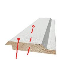 Träpanel med markerade skruvpositioner längs överlappande kant.