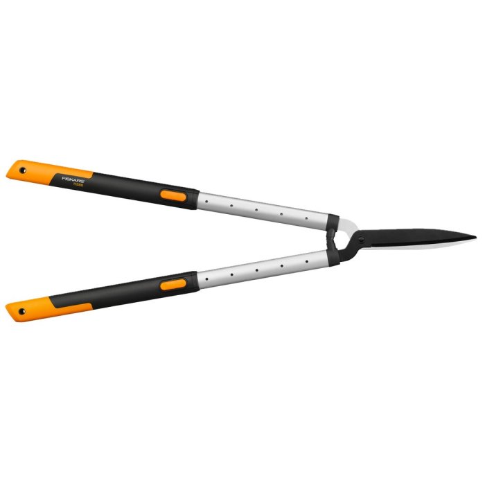 Fiskars SmartFit HS86 häcksax med teleskophandtag på vit bakgrund.