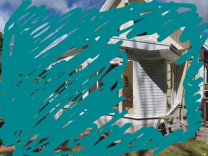 Byggprojekt av ett uterum med liggande panel på väggen och glaspartier, arbetsmaterial synligt.