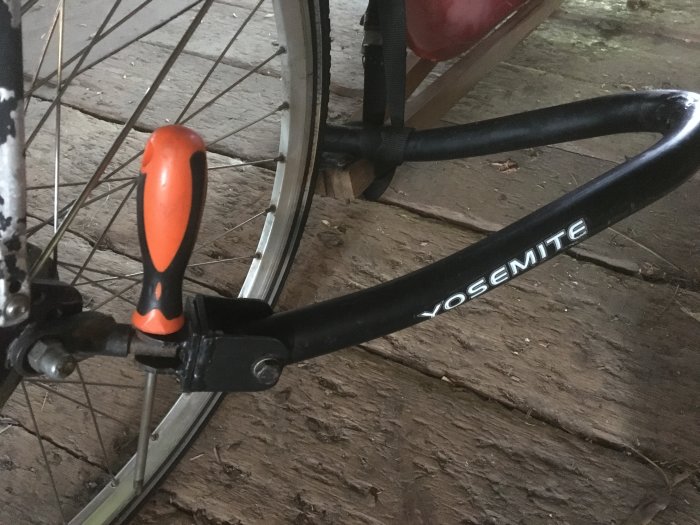 Kanotvagn med en sprint i form av en skruvmejsel fäst vid hjulet.