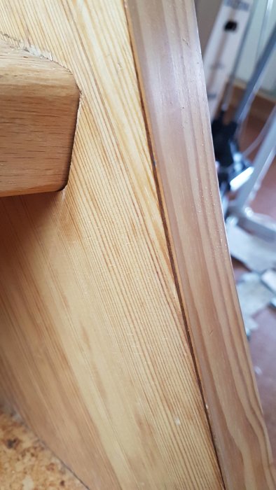 Trappas vangstycke med löst fanér som behöver reparation.