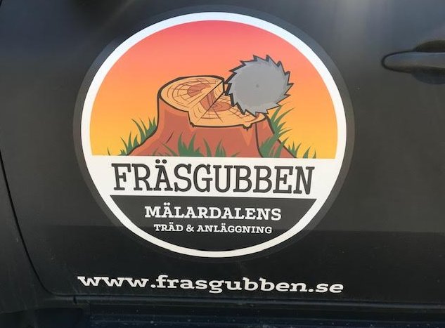 Logotyp för "Fräsgubben" med avbildad stubbfräsning mot solnedgång, på en fordonsskylt.