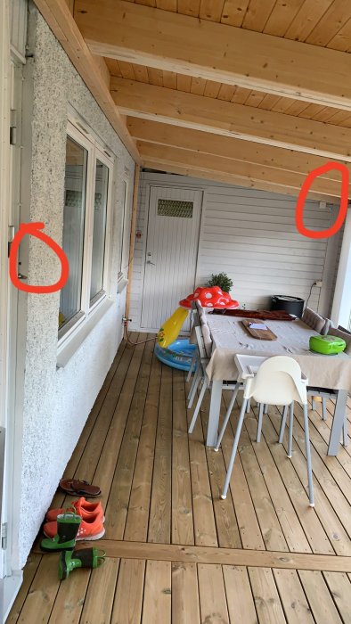 Uteplats med tak där två utmarkerade ställen indikerar var spotlights ska installeras.