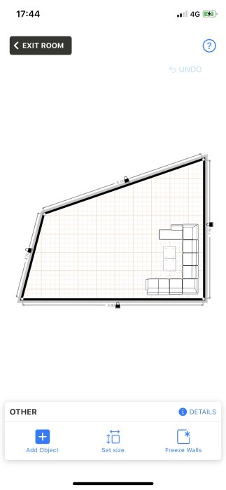 Ritning visar plan för plasttak ovanför soffa med mått och stolpar nära en garages gavel.