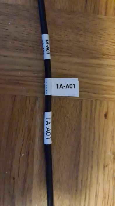 Kabel med tejpmärkning och flaggmärkning samt texten "1A-A01".
