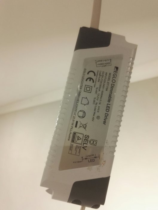 LED-drivdon monterat i tak, med teknisk information synlig, kopplat till en vit kabel.