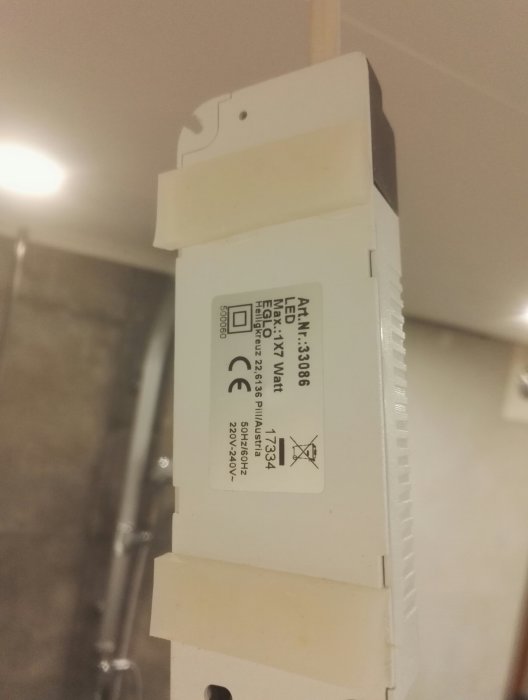 LED-drivdon för lampa med teknisk specifikationsetikett indikerande 17 watt 220-240V.