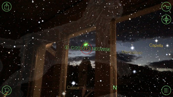 Stjärnhimlen sedd genom ett fönster med Star Walk appens augmented reality-funktion som visar stjärnnamn och konstellationer.
