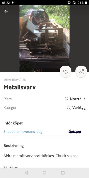 Äldre metallsvarv på trägolv och delvis demonterad, utan chuck, erbjuds gratis i Norrtälje.