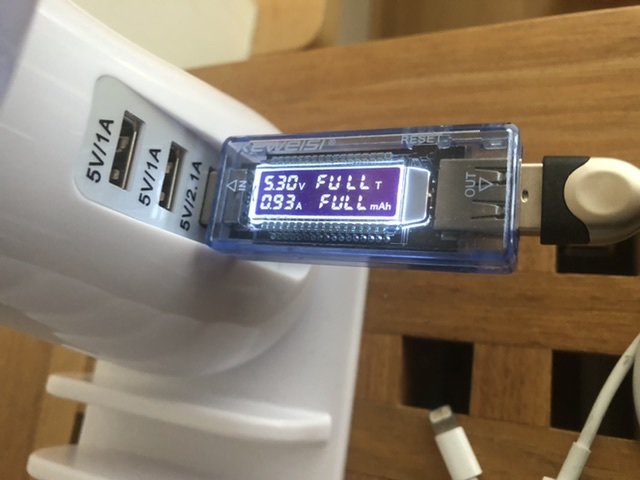 USB-laddningsadapter kopplad till en strömavläsningsenhet som visar 5.30V och 0.93A.