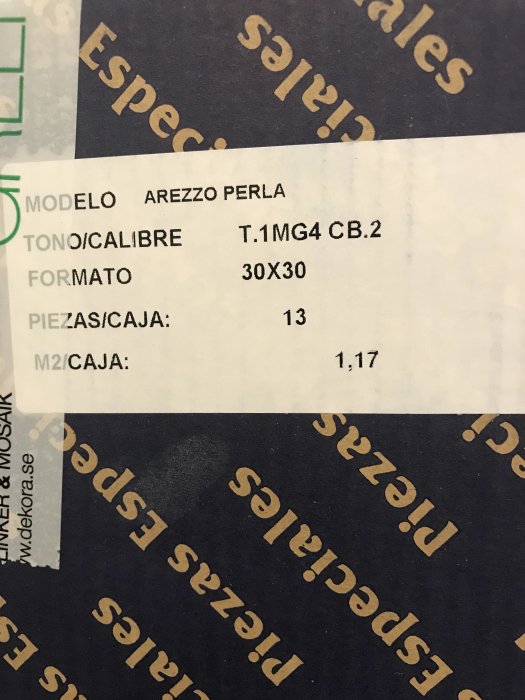 Etikett med information om kakel, "Arezzo Perla", storlek 30x30 cm, 13 bitar per kartong och 1,17 m² per kartong.