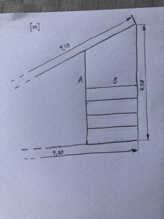 Handritad skiss av planerad pergola utan tak med måttangivelser.