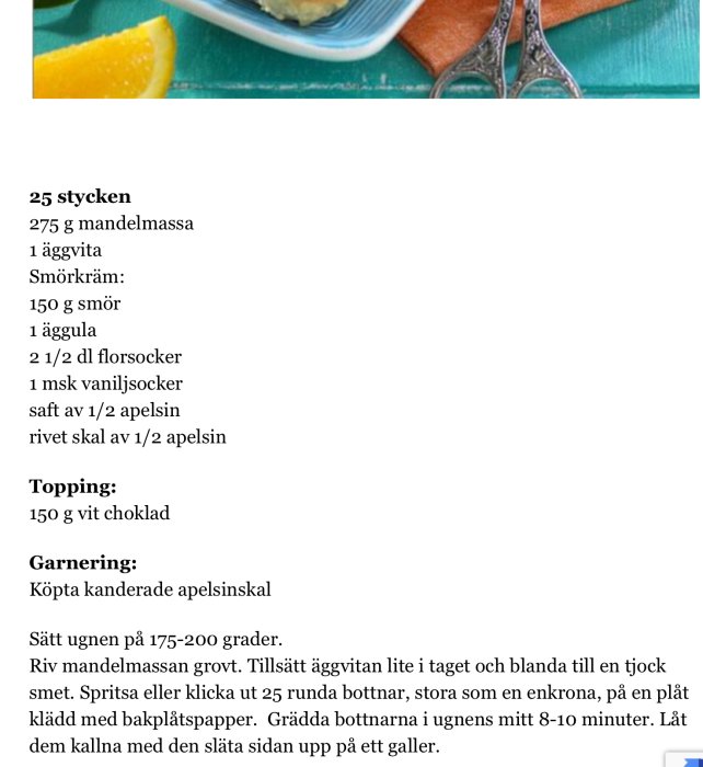 Handdukar och en apelsinskiva ligger bredvid ett receptformulär för apelsinbiskvier med ingredienser och tillagningsinstruktioner.