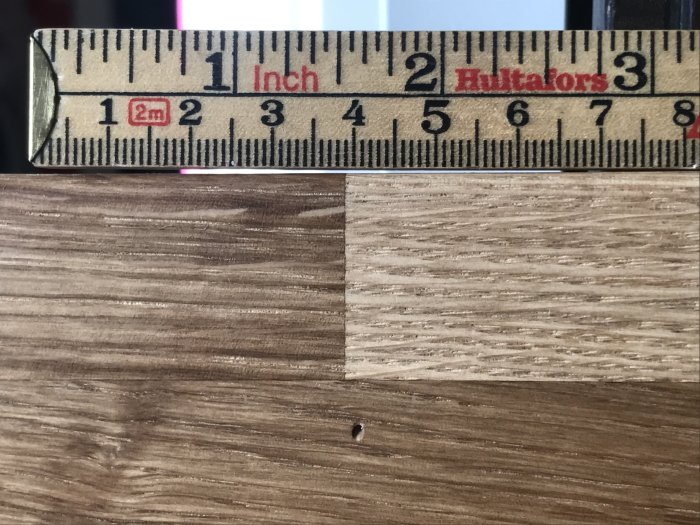 Tumstock mot bänkskiva som visar skillnaden i mönster och färg.