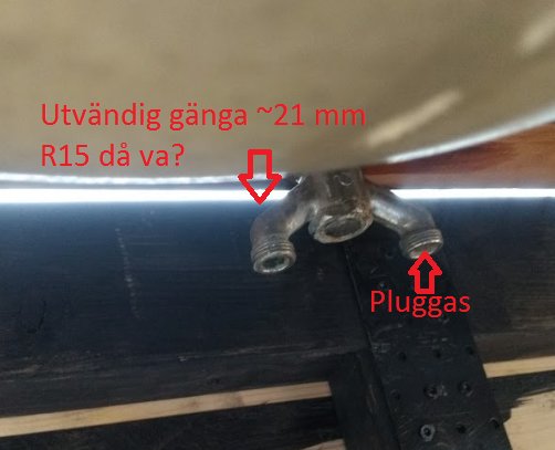 Närbild på vaskens krananslutning med utvändig gänga och pluggad sidogren