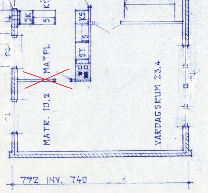 Pohjapiirros, jossa on yliviivattu seinä keittiön ja ruokailutilan välissä.