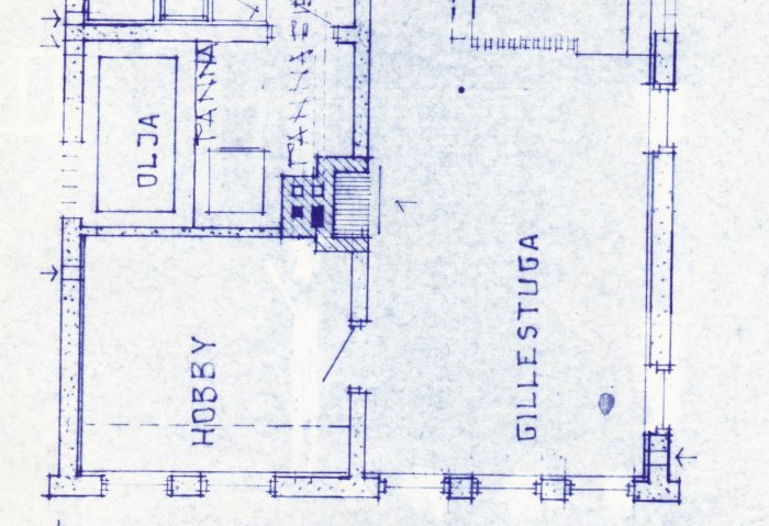 Rakennuksen kellarikerroksen pohjapiirros, jossa näkyy tilat "OLJA", "HOBBY" ja "GILLESTUGA".