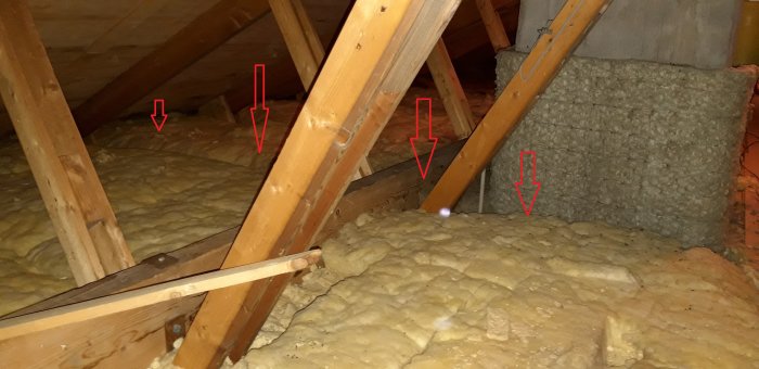 Vintti, jossa on puurakenteita ja eristystä sekä punaisia nuolia osoittamassa yksityiskohtia.