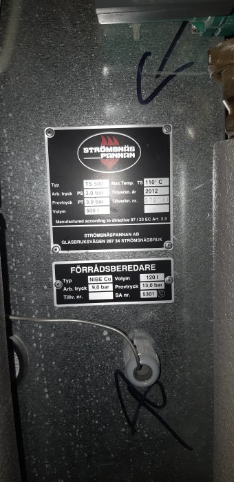 Etiketter på en Strömsnäs värmepanna och en NIBE förvaringsberedare som visar typ, arbetstryck, provtryck och volym.