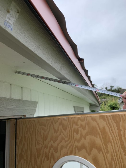 Mättillfälle för installation av stöttor för glastak vid husentré.