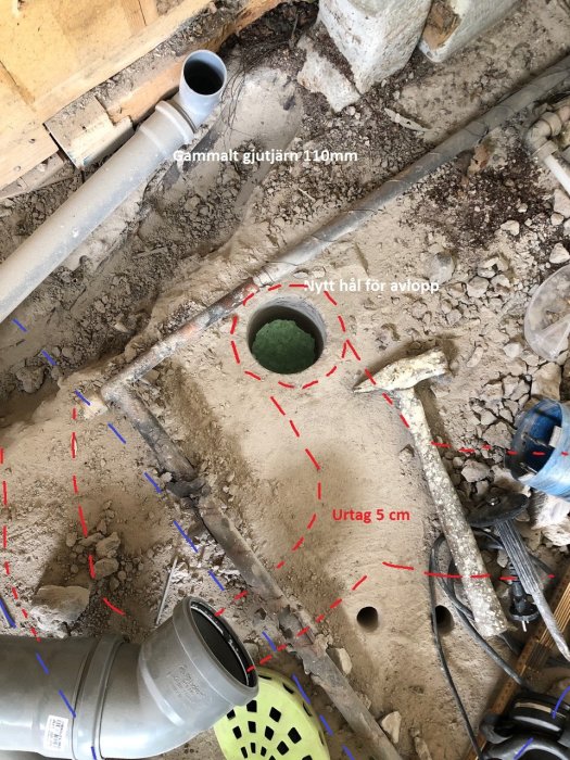 Renoveringsprojekt i badrum med synligt nytt avloppshål i betongbjälklag och markerat område där 5 cm betong ska tas bort.