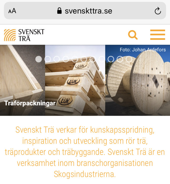 Träförpackningar med EUR-märkning staplade ovanpå varandra för visuell demonstration av träprodukter från Svenskt Trä.