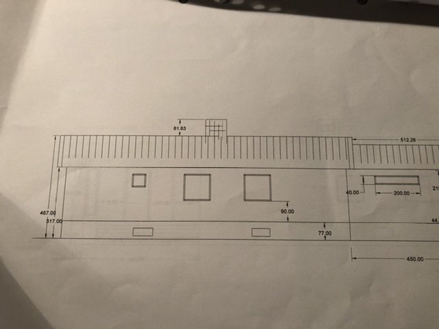 Svartvit ritning av enplansvilla med måttangivelser som visar planerad tillbyggnad.