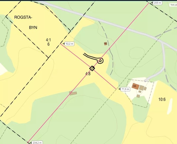 Karta som visar placering av ett planerat hus på åkermark nära skogen med angivna mått och gränslinjer.