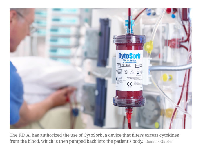 Hälsovårdspersonal använder CytoSorb-filter för att ta bort cytokiner från patientens blod.