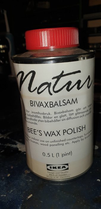 En burk med bivaxbalsam märkt 'Natur' från IKEA, använd för att olja och vaxa träytor inomhus.