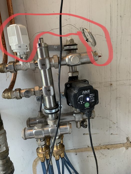 Rörsystem med termostat och cirkulationspump för golvvärme, inringat område markerar fel misstänkt orsak.