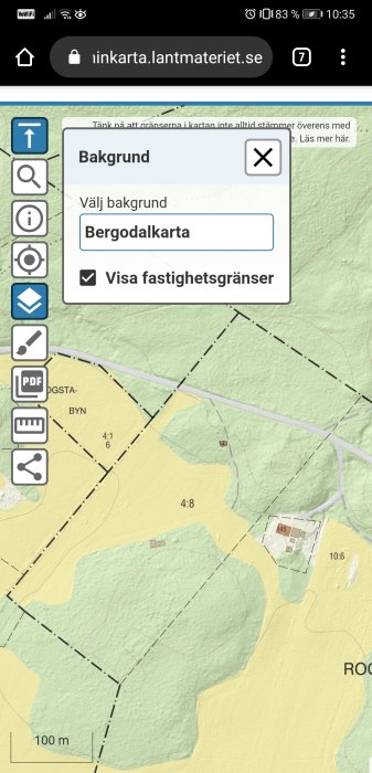 Skärmdump från Lantmäteriets webbkarta med fastighetsgränser i terräng, hus och fält markerade.