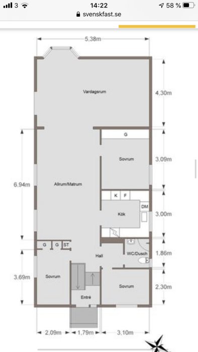 Planritning av en lägenhet med vardagsrum, kök, flera sovrum, hall, WC/dusch och entré, inklusive måttangivelser.